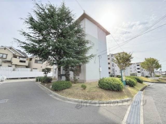 香里ヶ丘東団地Ｅ２４号棟外観写真3