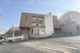 メゾンフェミニ富雄外観写真