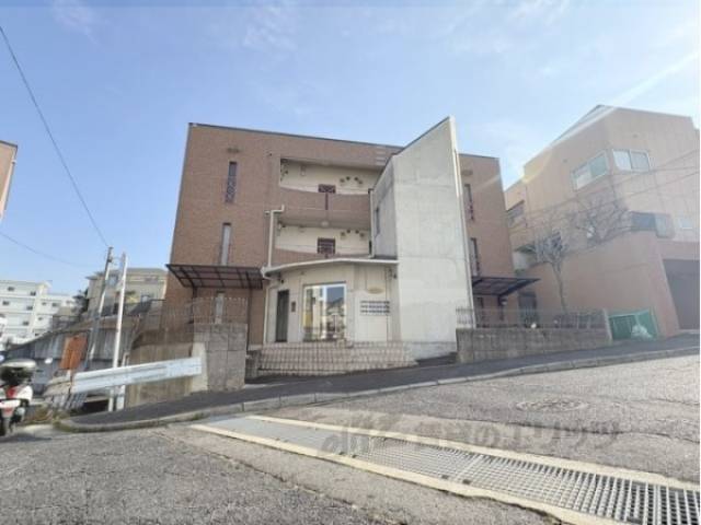 メゾンフェミニ富雄外観写真1