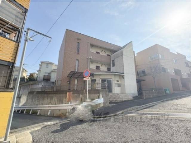 メゾンフェミニ富雄外観写真2