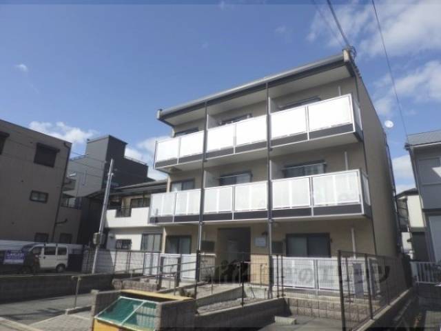 レオパレスターク外観写真1