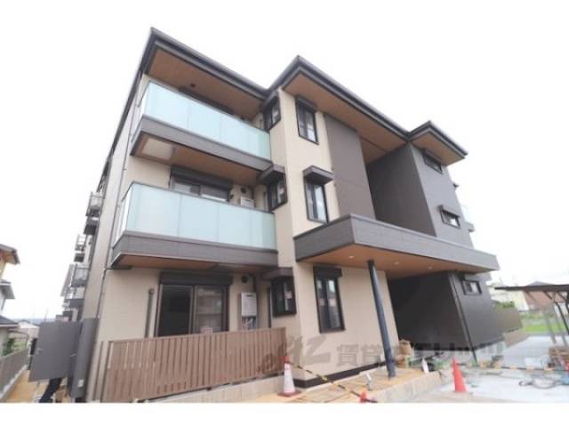 栗東市綣9丁目新築共同住宅外観写真1