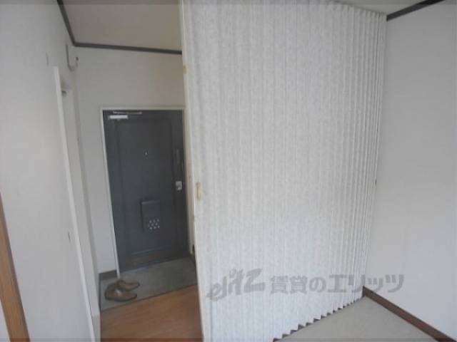 冷蔵庫置場　アコーディオンカーテンで区切れます。