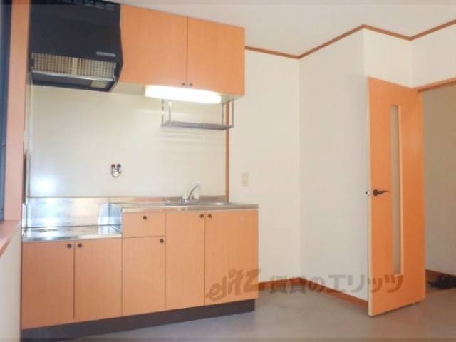 居室　右の扉を出たら廊下です