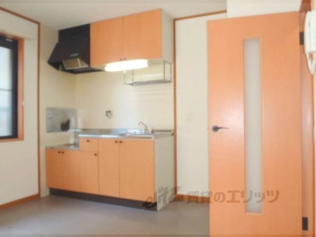 居室　グレーの床材です