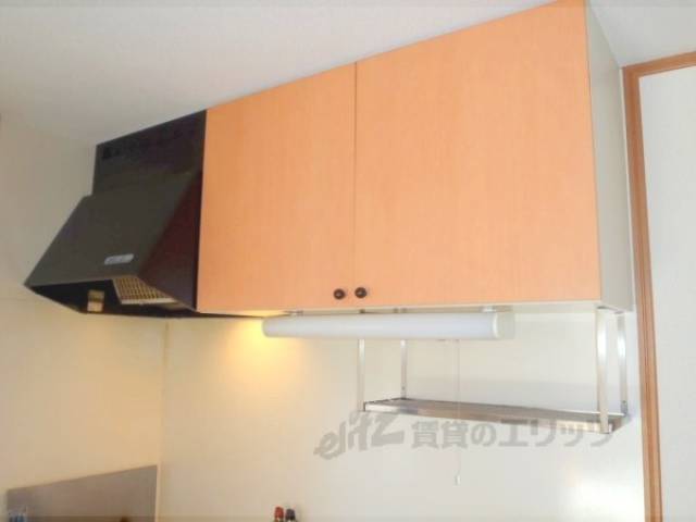 キッチン　戸棚収納と換気扇