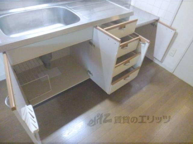キッチン　収納棚の下部