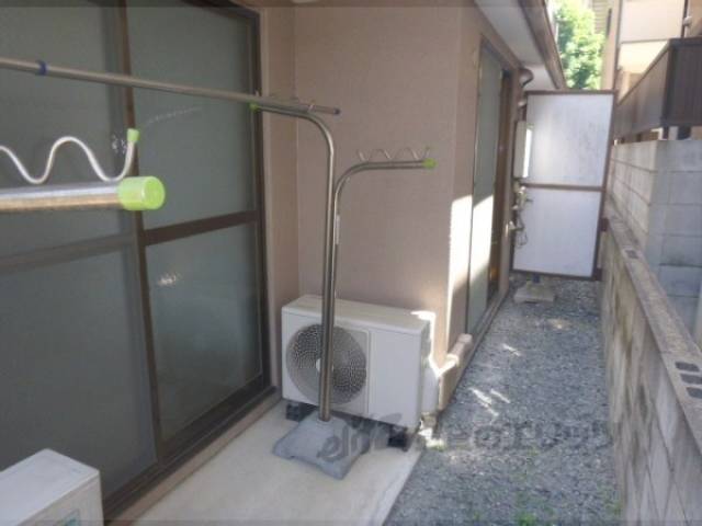 ベランダ　大きな洗濯物干しあります。
