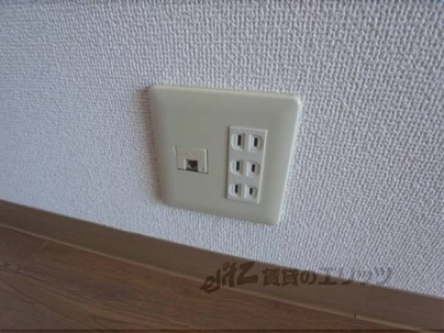 コンセント　電話線とコンセント