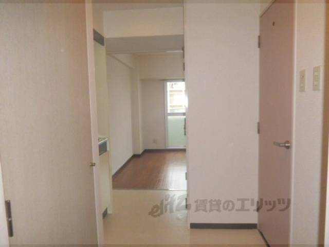 廊下　空気の入れ替えに最適です。