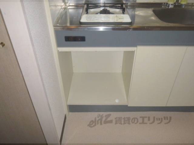 キッチン　キッチンの下に大きな収納スペースです。