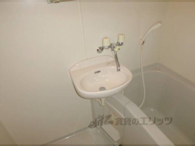 洗面所　大きな鏡付きです。