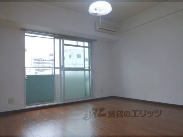 洋室　フローリングがキレイな洋室です。