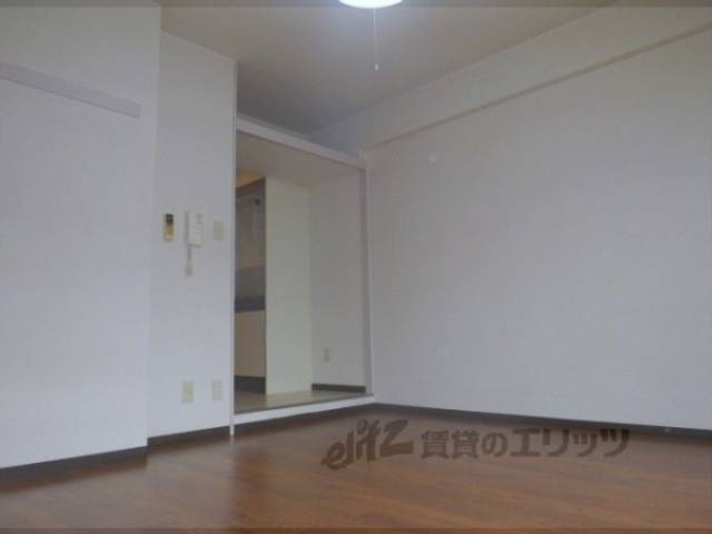 洋室　フローリングがキレイな洋室です。