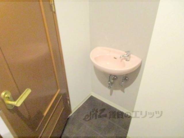 洗面所　トイレ横洗面台