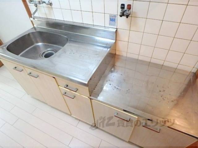 キッチン　エアコン付きの6帖洋室です