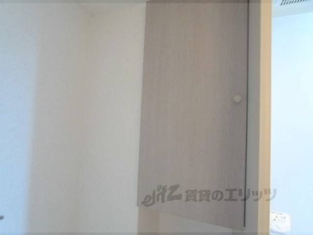 収納　洗濯機置場斜め上