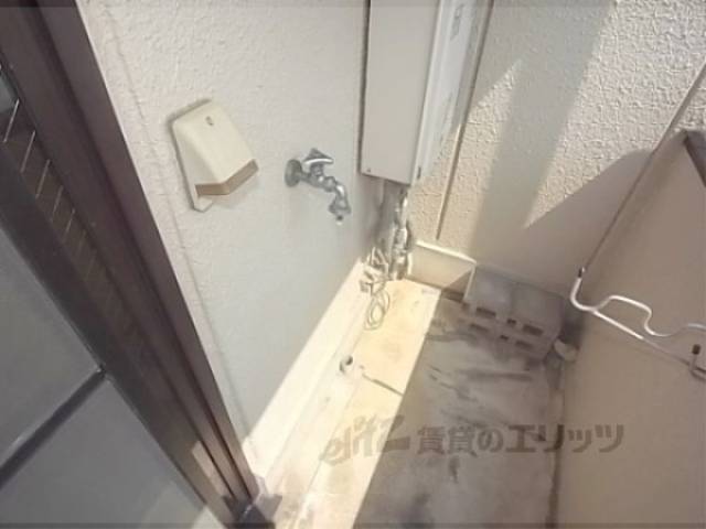 洗濯機置場　洗濯機から出したらすぐに干せますね。