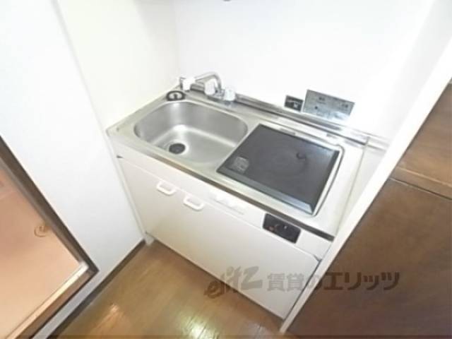 キッチン　電気のコンロ付きです。