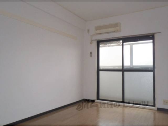 洋室　南向きの明るいお部屋です