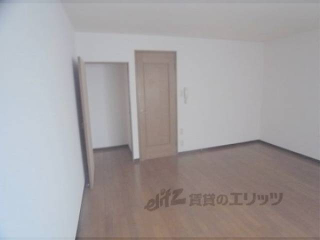 居室　シックな色のお部屋です。