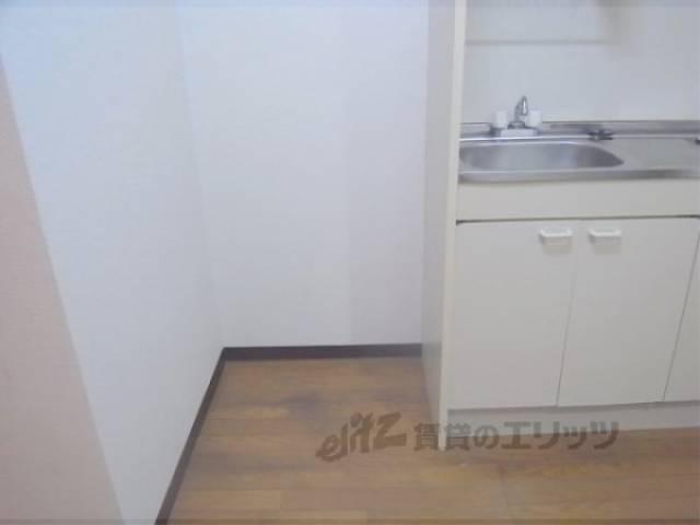 冷蔵庫置場　冷蔵庫の上に電子レンジも置けます。