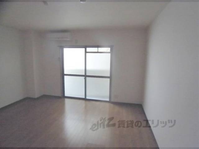 居室　９帖ありソファも置けちゃいます。