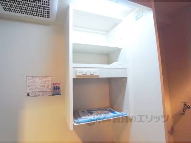 キッチン　収納棚　調味料やお皿が置けます。