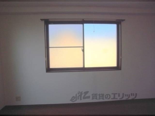 洋室　窓　窓からの日差しもいい感じです。
