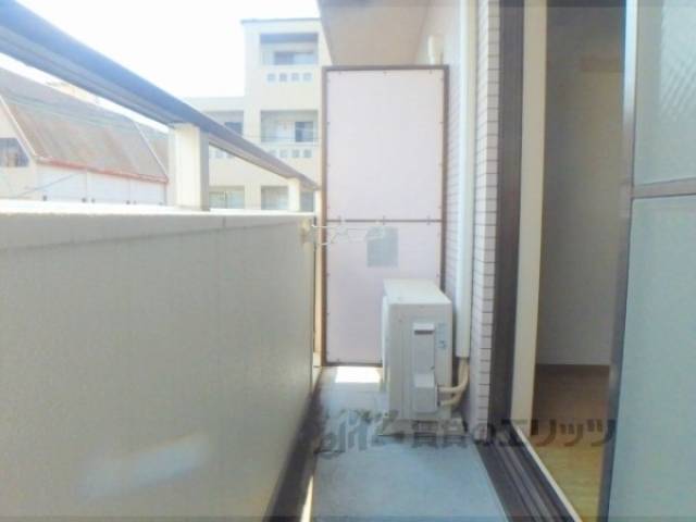 ベランダ　洗濯機上に棚があります