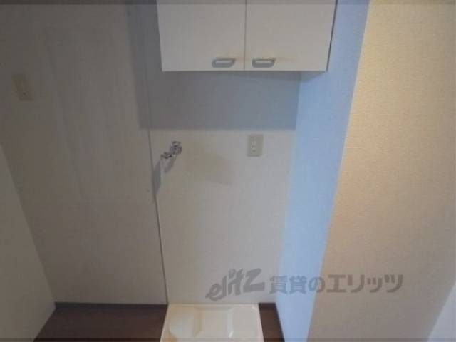 洗濯機置場　洗濯機置場上に便利な棚あります