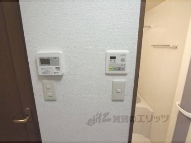 給湯器リモコン　給湯パネル　右が浴室、左扉がトイレ