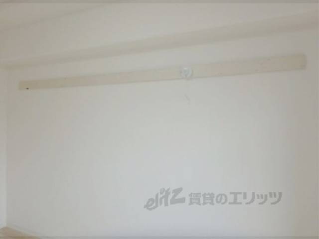 洋室　ハンガー掛け