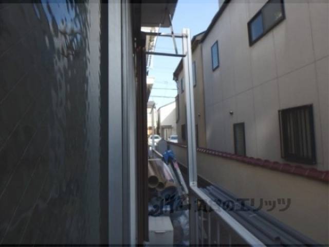 ベランダ　物干し竿置場