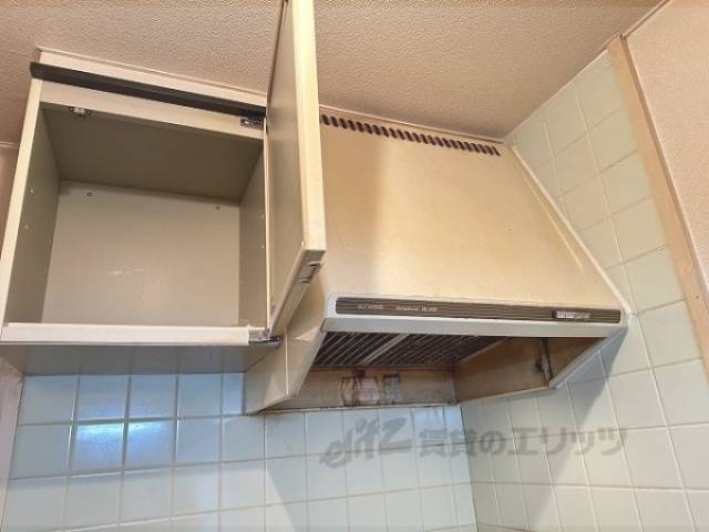 キッチン　換気扇、収納