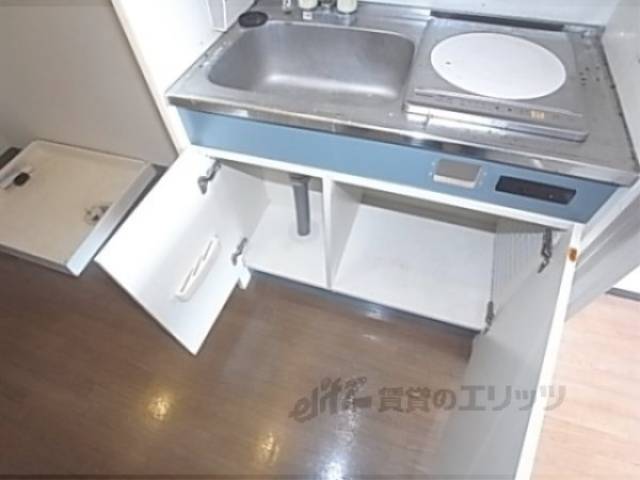 キッチン　キッチンの下に収納あります。