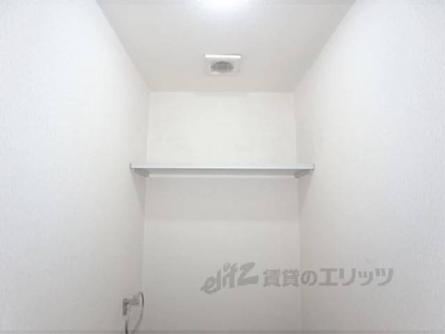 トイレ　トイレの上にも棚があります。