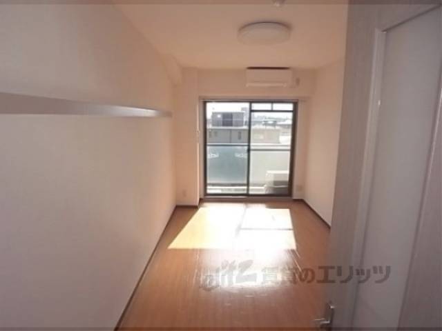 洋室　照明付いていなくても明るいですね。