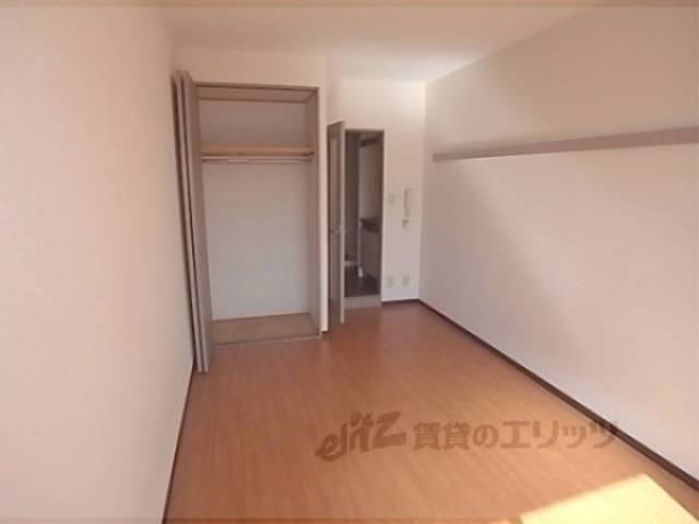 洋室　カベにはハンガーかけがついてます。