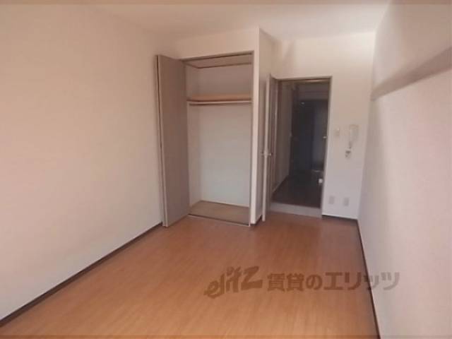 洋室　ベッドや小さなソファーも置けますね。