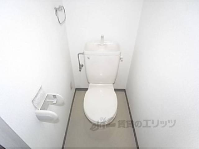 トイレ　タオルかけあります。