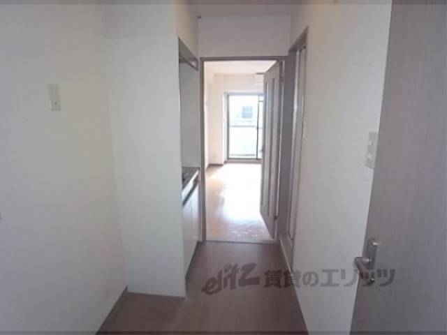 廊下　キッチンとお部屋のあいだに扉があります。
