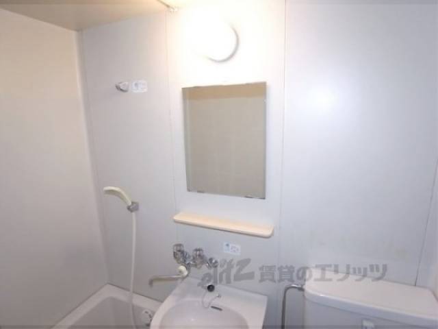 ユニットバス　鏡ついてます