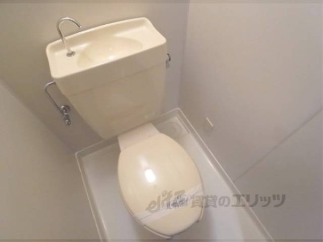 トイレ　トイレにもコンセントあります。