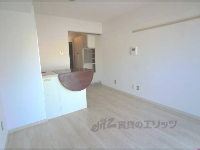 洋室　おしゃれなカウンターキッチンのお部屋です