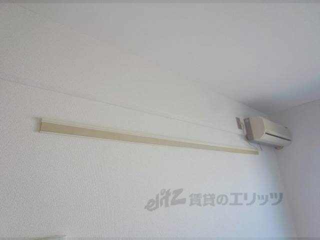 洋室　ハンガーなどを掛けるのに便利です