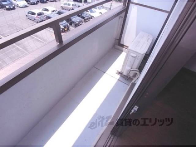 ベランダ　心地よい陽射しが降り注ぎます