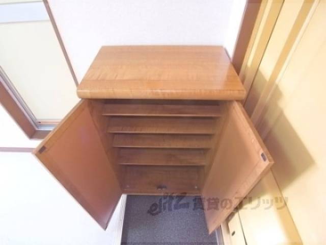 下駄箱　仕切りがあるのは嬉しいですね