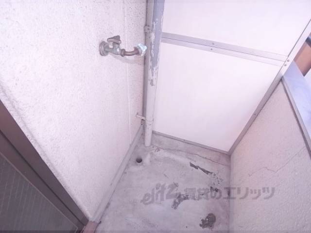 洗濯機置場　ベランダに洗濯機置き場があります
