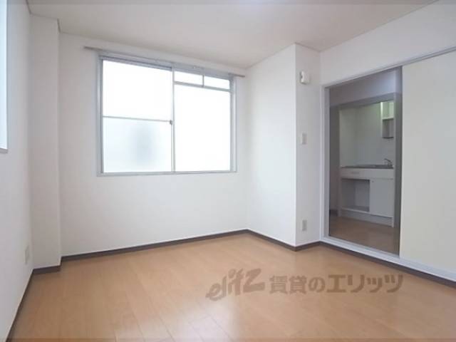 洋室　二面窓があり日当たりや風通し良好です